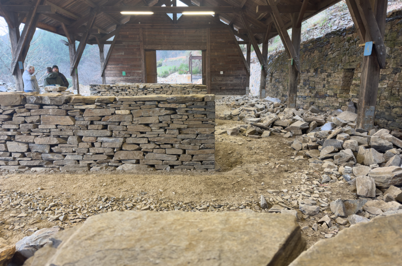 Mur de soutènement en pierre naturelle dans un jardin paysager