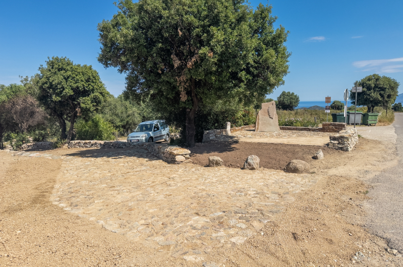 Calade en pierre naturelle pour le monument aux morts à Casta, Haute-Corse