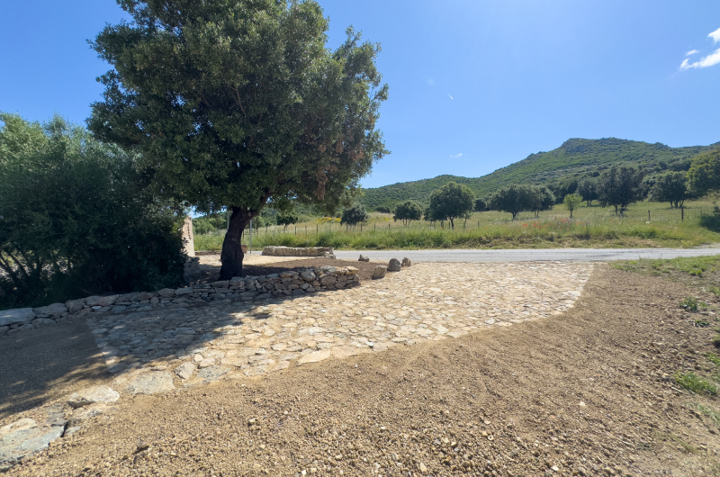 Pierre sèche Corse : dallage durable devant monument patriote Dominique Vincetti