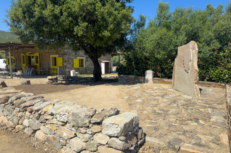 Calade en pierre sèche traditionnelle Corse, aménagement durable à Casta près de la piste de Saleccia