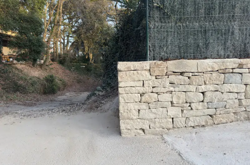 Cabanons, murets et aménagements extérieurs en pierre naturelle