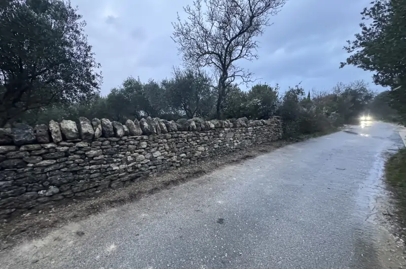 mur pierre dans le gard uzès
